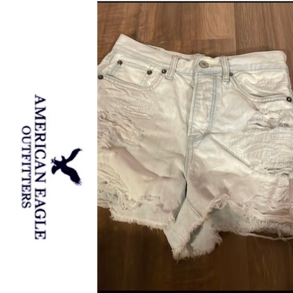 AEO 90’s Boyfriend Distressed Shorts 🤍 - Picture 4 of 17
